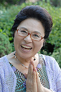 배우 김지영씨, 전국 공소에 도서 기증